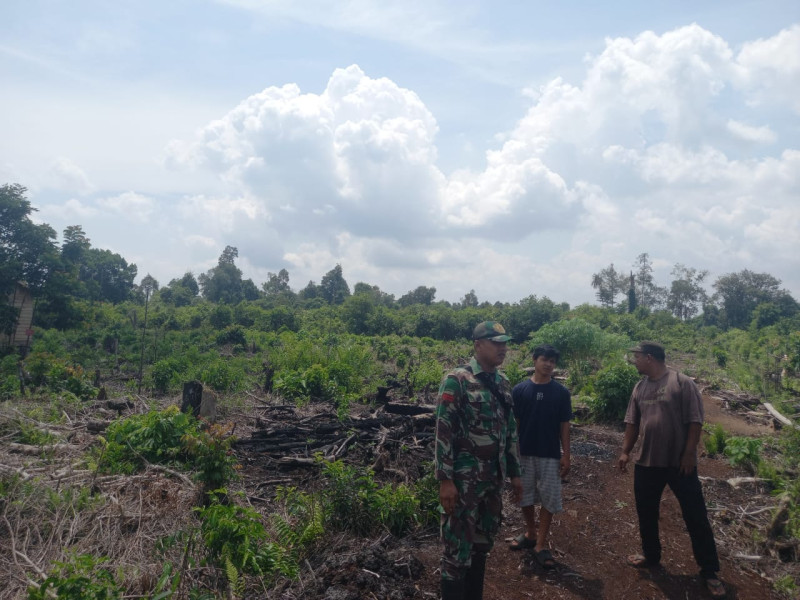 Babinsa 05/Gas Pratu Sandi Wahyudi Laksanakan Patroli Rutin Hutan dan Lahan Dengan Warga