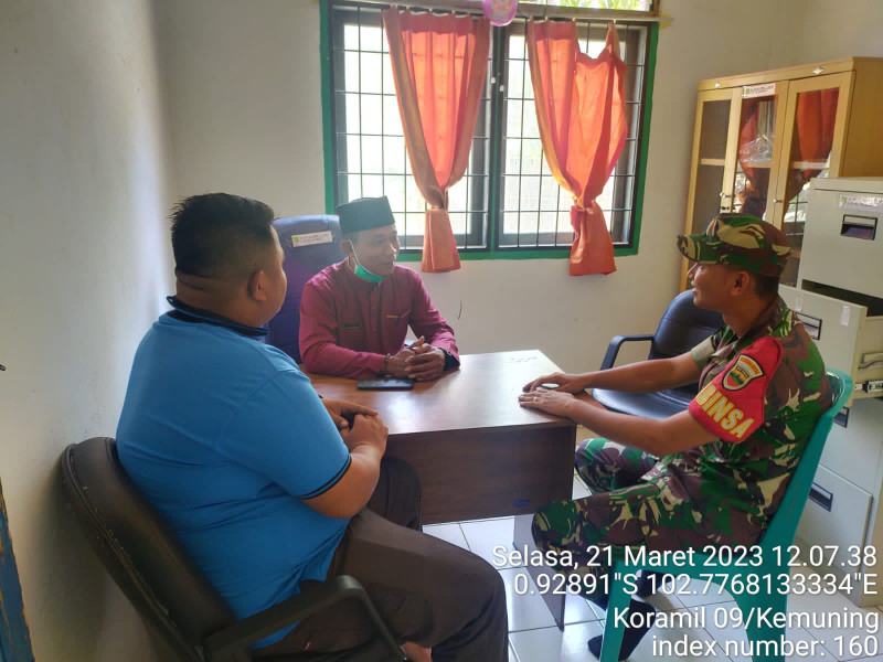 Babinsa Koramil 09/Kemuning Jalin Hubungan Baik Bersama Warga Setempat