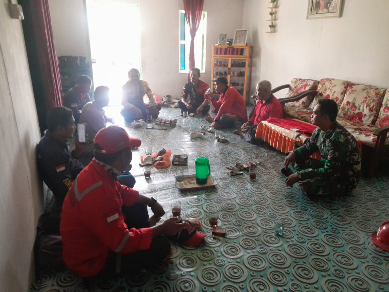 Tingkatkan Sinergitas, Babinsa Koramil 05/Gas Serda Ricky Rutin Laksanakan Komsos Dengan Warga Di Desa Binaan