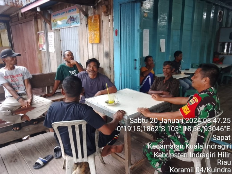 Babinsa Koramil 04/Kuindra Aktifkan Kembali Siskamling di Desa Binaan