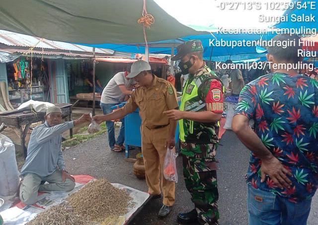 Turun ke Pasar, Babinsa Koramil 03/Tempuling Pantau Keamanan dan Monitor Harga Sembako