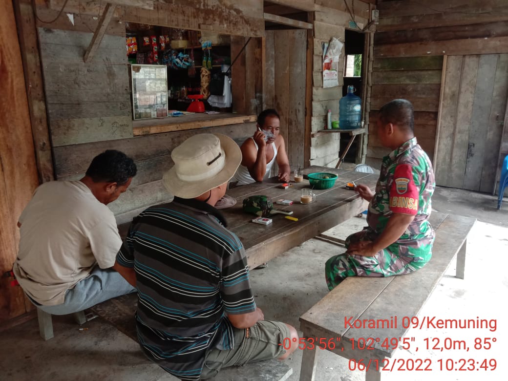 Ciptakan Hubungan Yang Humanis Bersama Babinsa Koramil 09/Kemuning Melalui Komsos