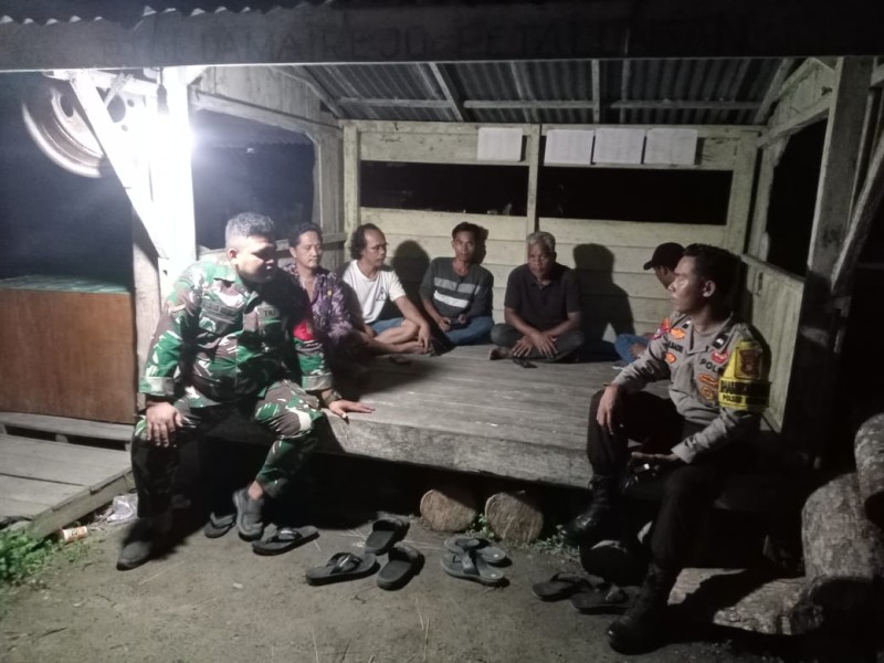 Babinsa Koramil 09/Kemuning Laksanakan Patroli Siskamling bersama Babinkamtibmas dan Masyarakat Desa Petalongan