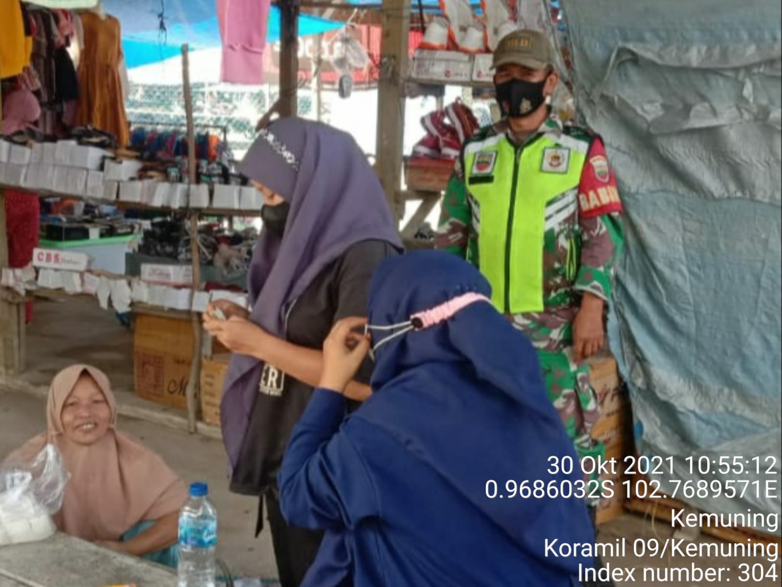 Personil Koramil 09/Kemuning Pantau Protokol Kesehatan di Kemuning Tua