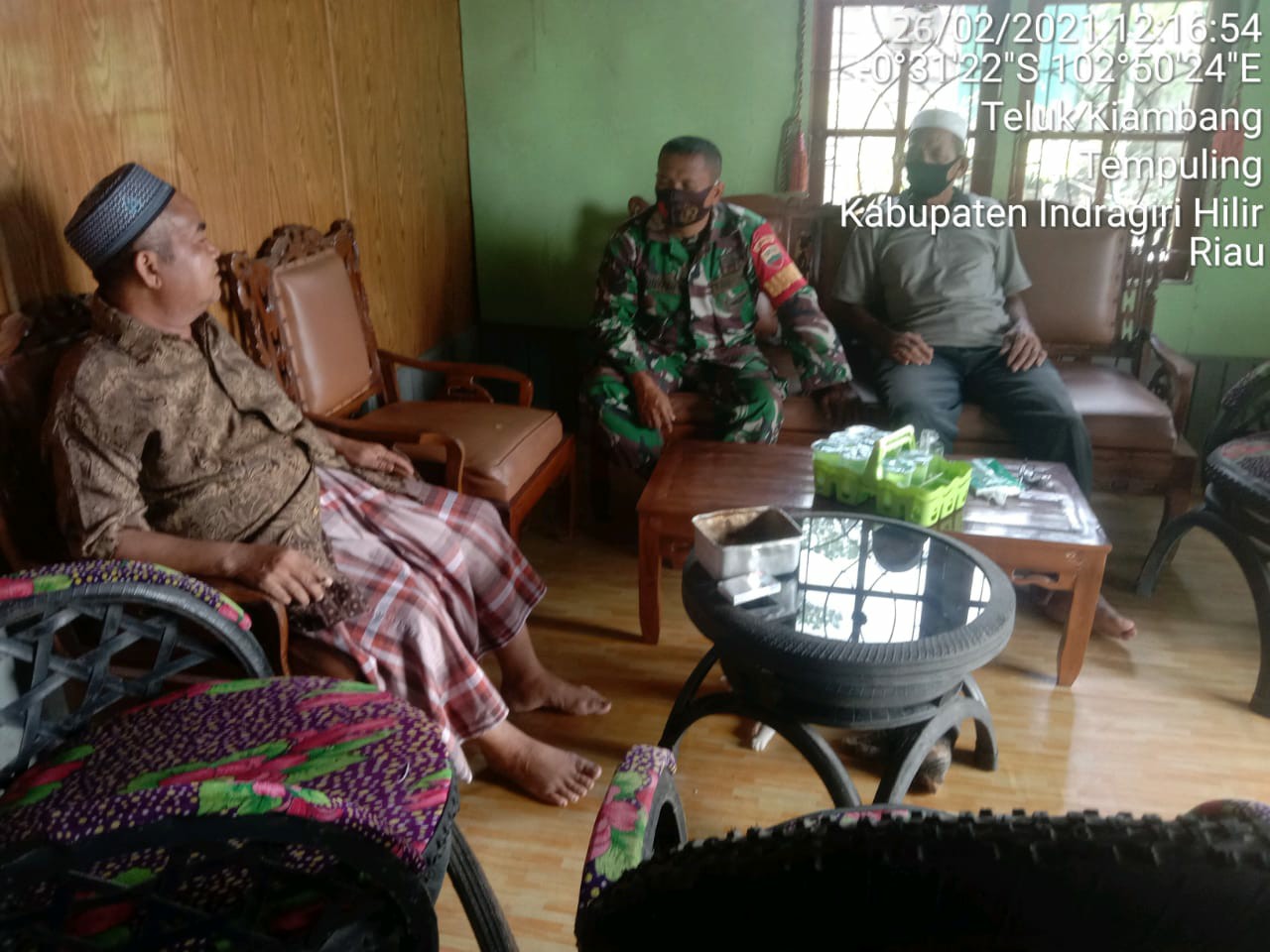 Tingkatkan Peran Babinsa, Babinsa 03/Tempuling Laksanakan Komsos dengan Tokoh Masyarakat