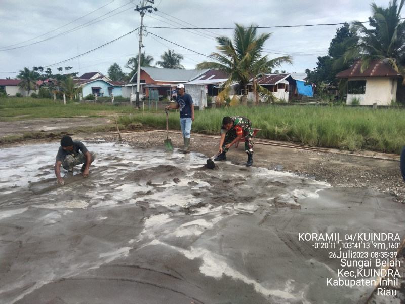 Pupuk Jiwa Kebersamaan, Babinsa Koramil 04/Kuindra Giat Lakukan Goro Untuk Perbaiki Sarana Olahraga