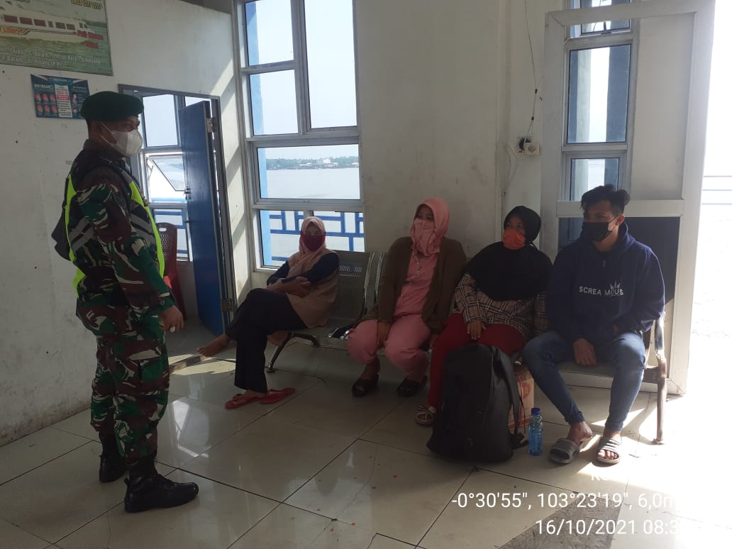 Perangi Covid-19, Personil Koramil 02/Tanah Merah Terus Lakukan Penegakan Protkes