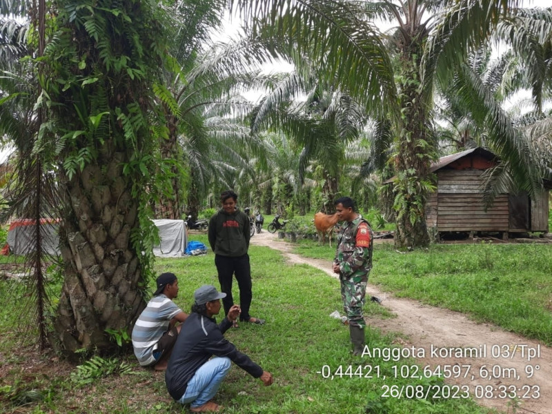 Secara Bergilir Babinsa Koramil 03/Tpl Sambangi Warga Desa Bayas Jaya Melalui Komsos