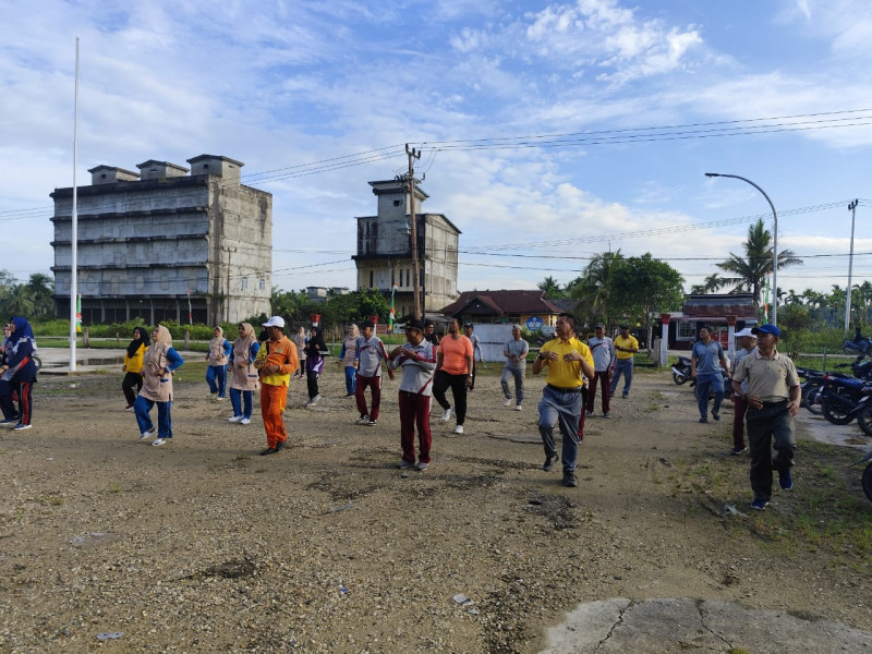 Tingkatkan Kebugaran dan Kesehatan Tubuh, Babinsa Serda Ramli Ikuti Senam Bersama Masyarakat