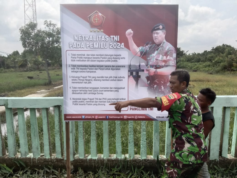 Koramil 04/Kuindra Pasang Spanduk Baliho Terkait Netralitas TNI Dalam Pemilu Mendatang