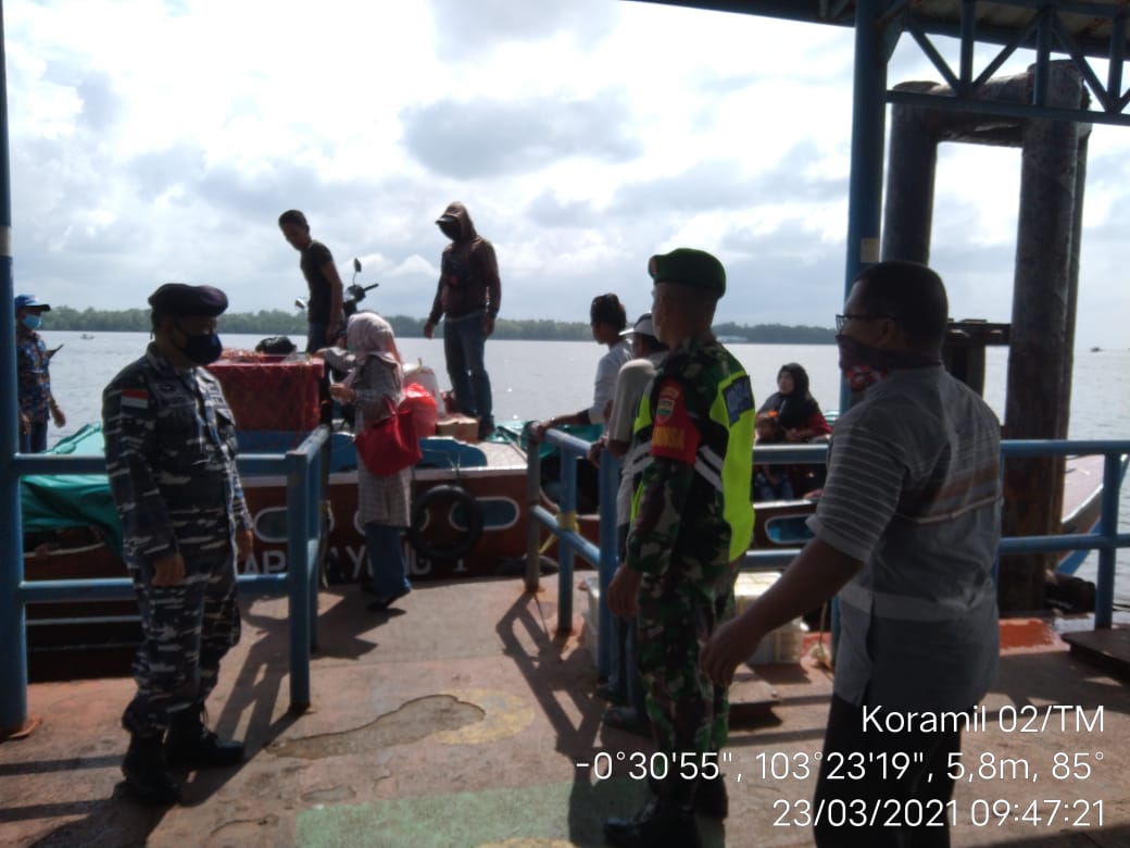 Babinsa Koramil 02/Tanah Merah Terus Gencarkan Penegakan Protkes di Pelabuhan