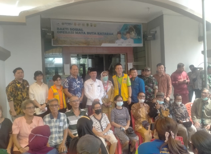Bakti Sosial dari Lions Clubs, Bupati Rohil Langsung Buka Operasi Katarak Mata Secara Gratis