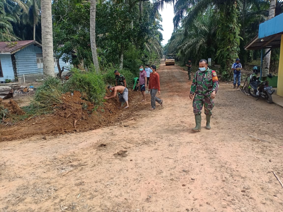 Tampak Dengan Semangat, Satgas TMMD ke-110 Kodim 0313/KPR Bersama Warga Bergotong Royong