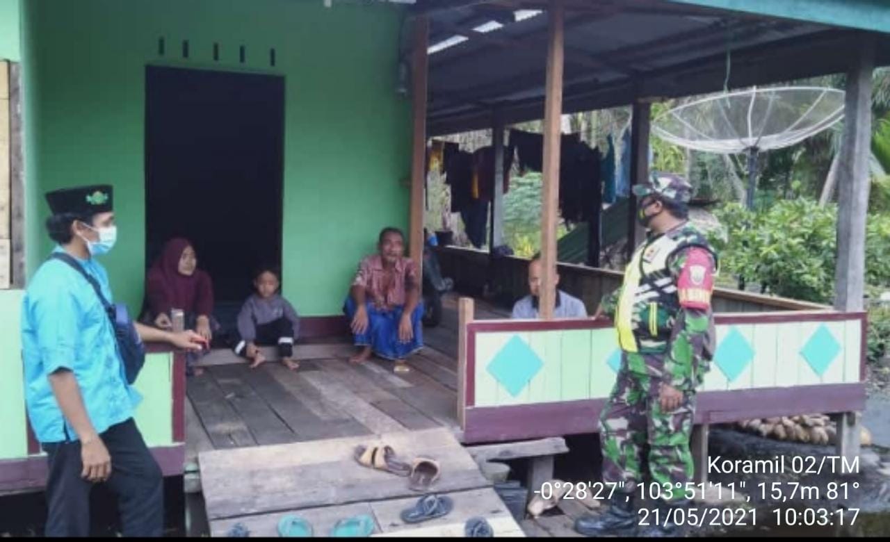Melalui komsos Babinsa Koramil 02/Tanah Merah Selalu Ingatkan Warga akan Prokes