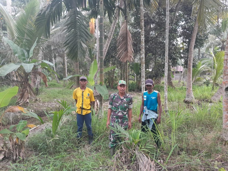Patroli Babinsa Koramil 07/Reteh di Parit 1 Pulau Kijang Meningkatkan Kesadaran Masyarakat tentang Pencegahan Karhutla