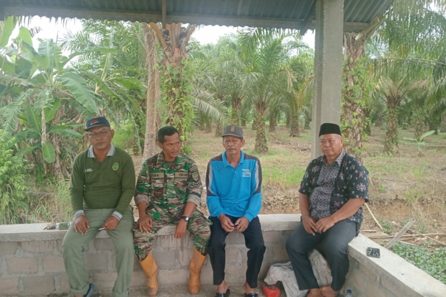 Komunikasi yang Intens: Babinsa Koramil 03/Tempuling dan Warga Desa Karya Tunas Jaya dalam Komsos yang Santai