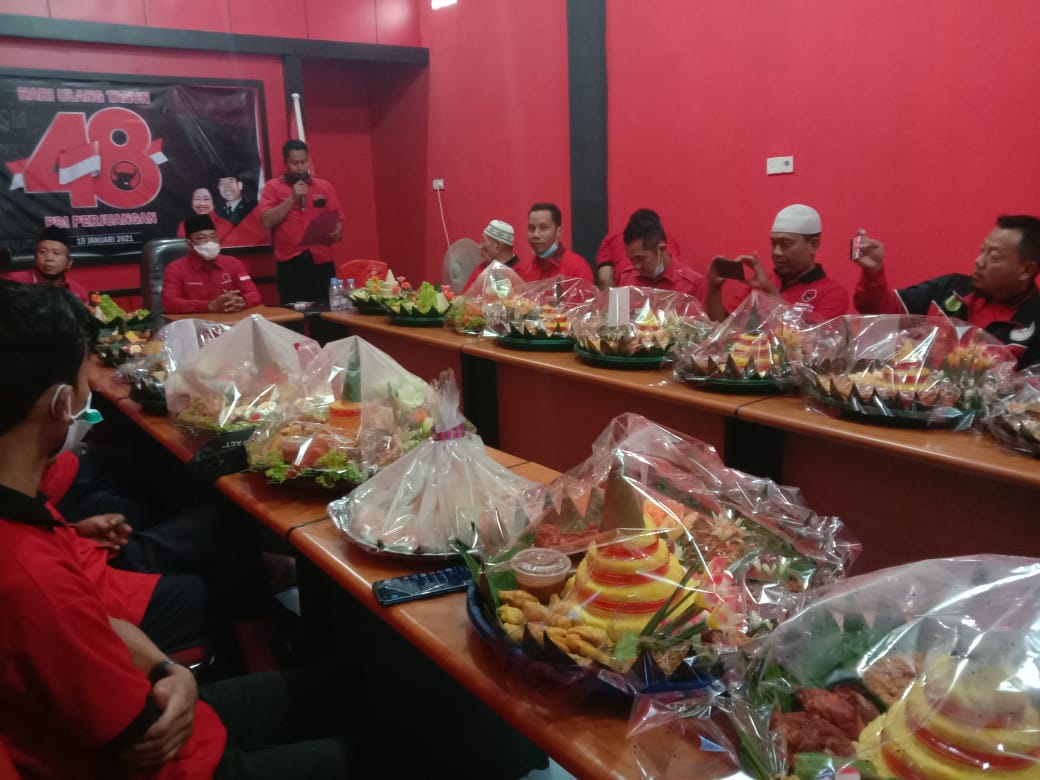 Semarak HUT ke-48, DPC PDIP Inhil Bagi-bagi Nasi Tumpeng kepada Masyarakat dan Panti