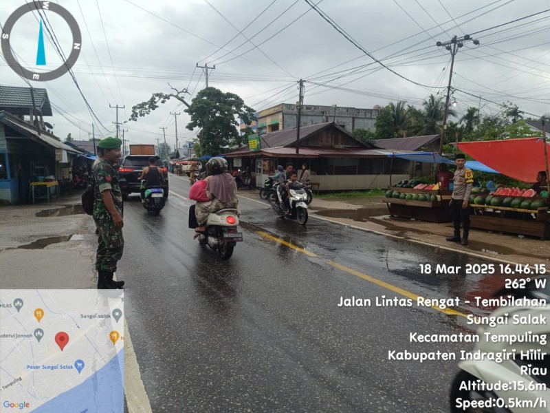 Babinsa Koramil 03/Tpl Pantau Pasar Takjil Ramadan dan Lalu Lintas