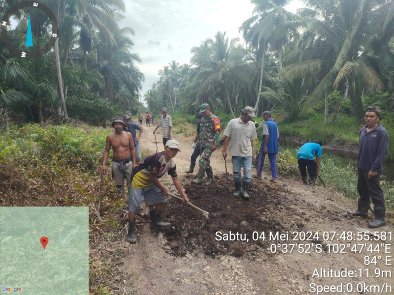Babinsa Koramil 09/Kemuning Bantu Masyarakat Untuk Memperbaiki Jalan Rusak
