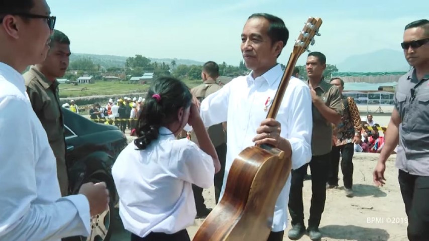 Saat Siswi SMP di Samosir Terobos Paspampres demi Beri Gitar ke Jokowi