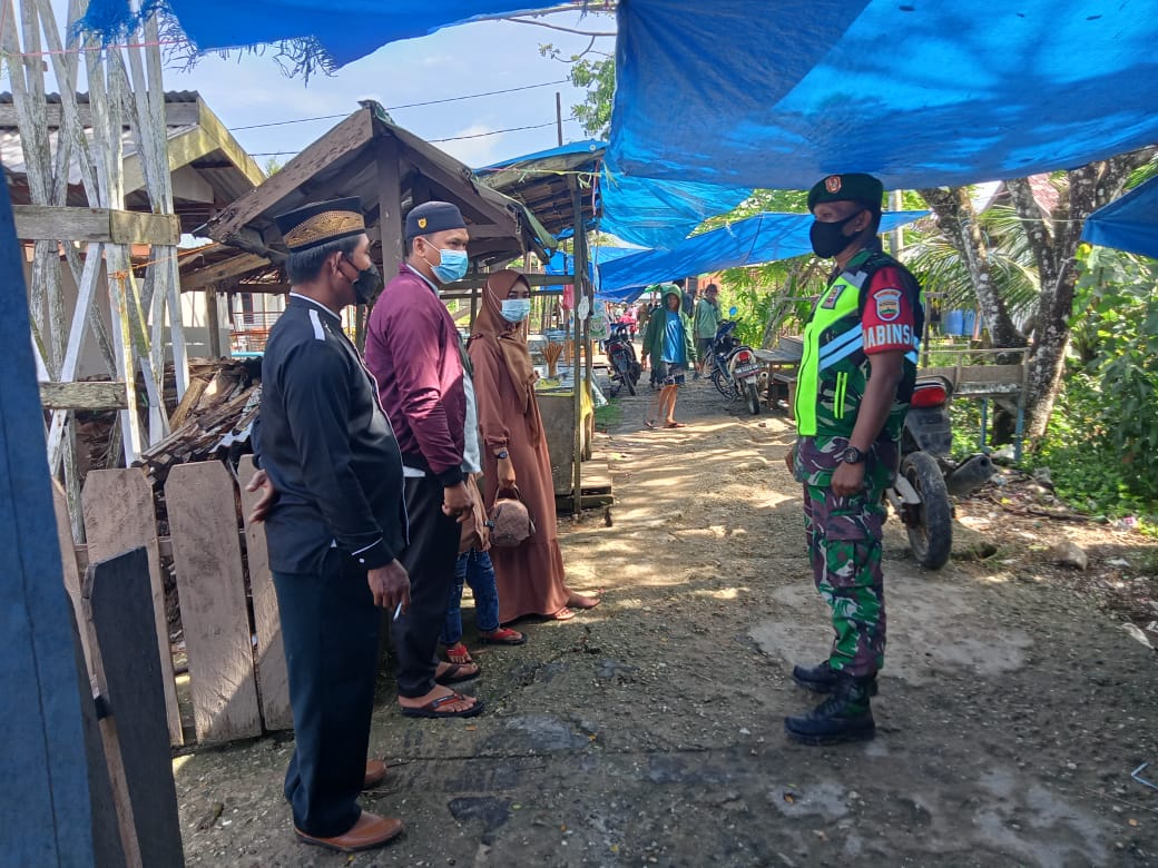 Anggota Koramil 04/Kuindra Laksanakan Penegakan Disiplin Prokes di Pasar Sapat