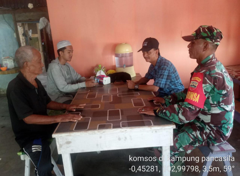 Komsos Dengan Ketua RT Babinsa Koramil 03/Tpl Serka Hendra Putra, Himbau Kamtibmas