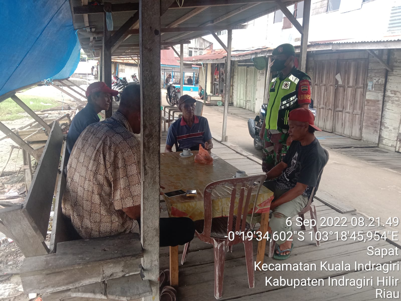 Demi Penerapan Prokes, Anggota Koramil 04/Kuindra Terus Lakukan Pengawasan