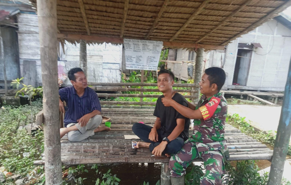 Sambil Bersenda Gurau, Babinsa Koramil 03/Tpl Komsos dan Saling Tukar Pikiran Bersama Warga Binaan