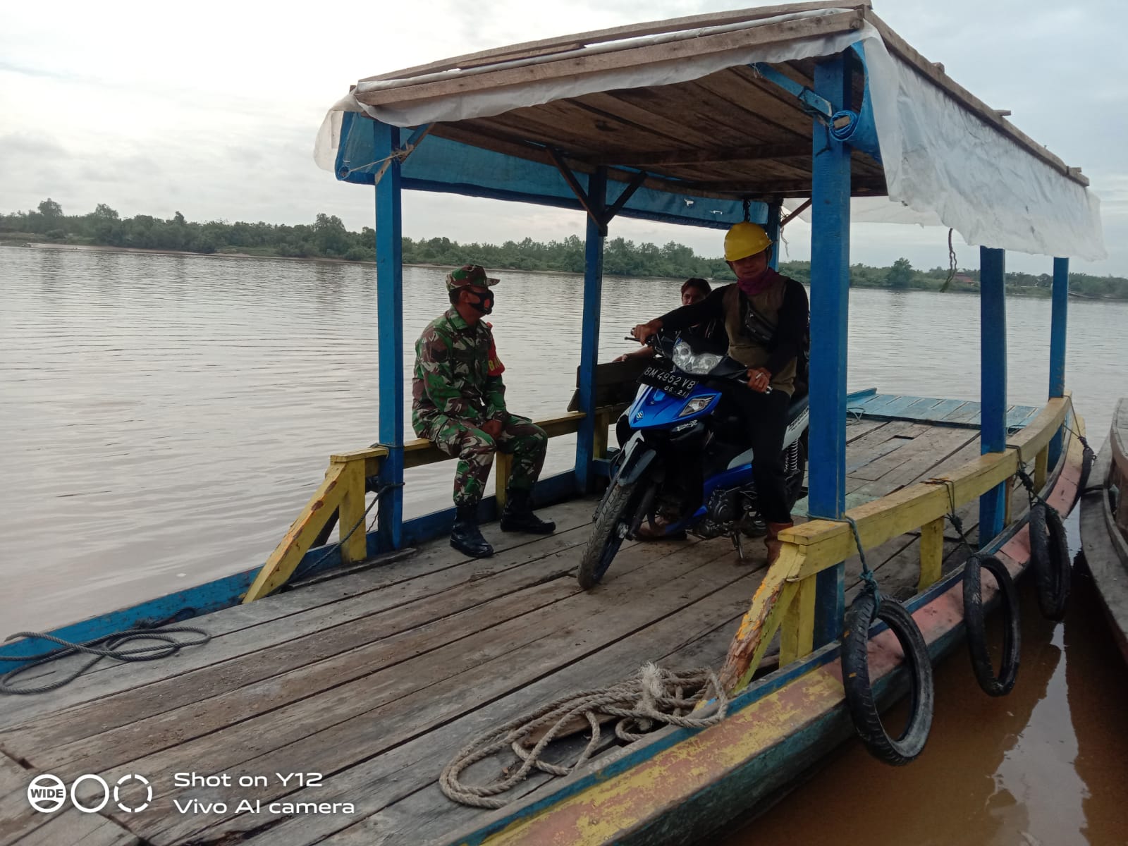 Komsos Sekaligus Patroli Wilayah, Babinsa Koramil 03/Tempuling Naik Perahu Pompong ke Desa Binaan