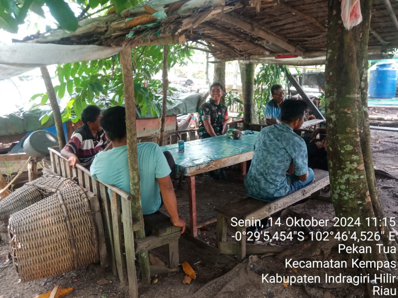 Ciptakan Keakraban, Babinsa Koramil 03/Tpl Komsos Dengan Masyarakat di Wilayah Binaannya