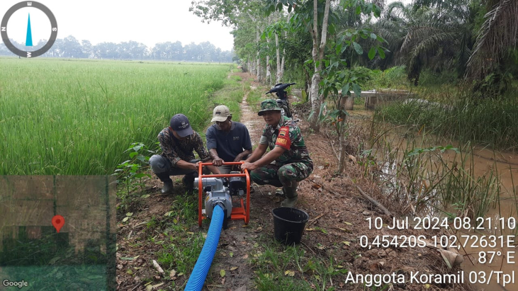 Pastikan Berfungsi Dengan Baik, Babinsa 03/Tpl Bersama Petani  Dan PPL Cek Kondisi Pompa Air