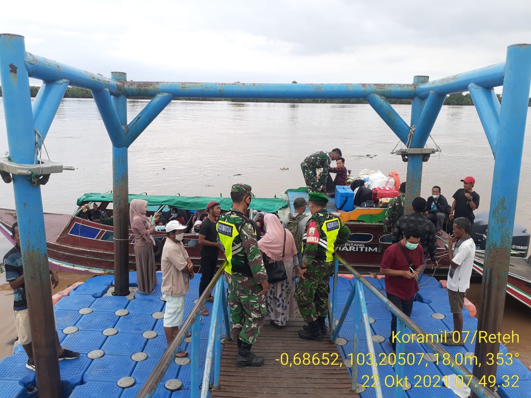 Penumpang Speedboat Padat, Babinsa Koramil 07/Reteh Perketat Protkes di Pelabuhan