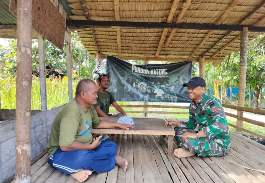 Babinsa Koramil 07/Reteh Intenskan Komsos untuk Mempererat Hubungan dengan Warga Binaan