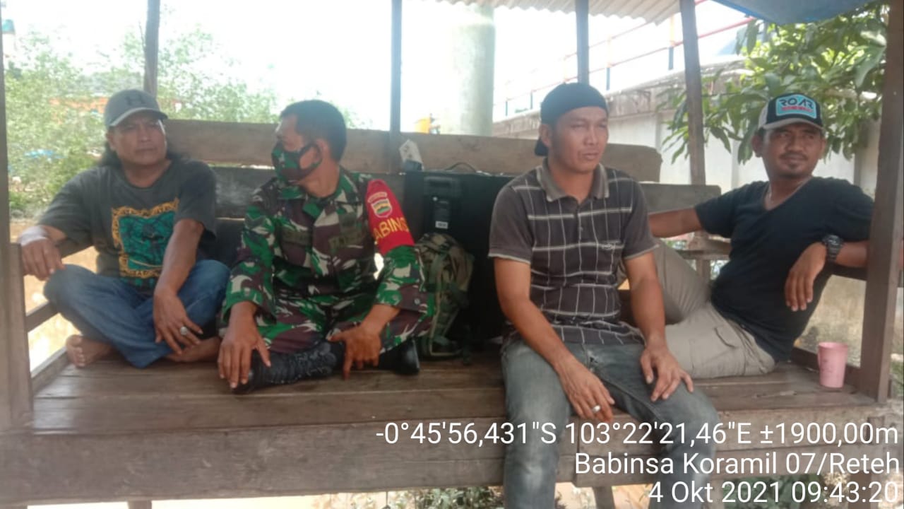 Bersama warga Babinsa Koramil 07/Reteh  Komsos di Desa Pandan Sari