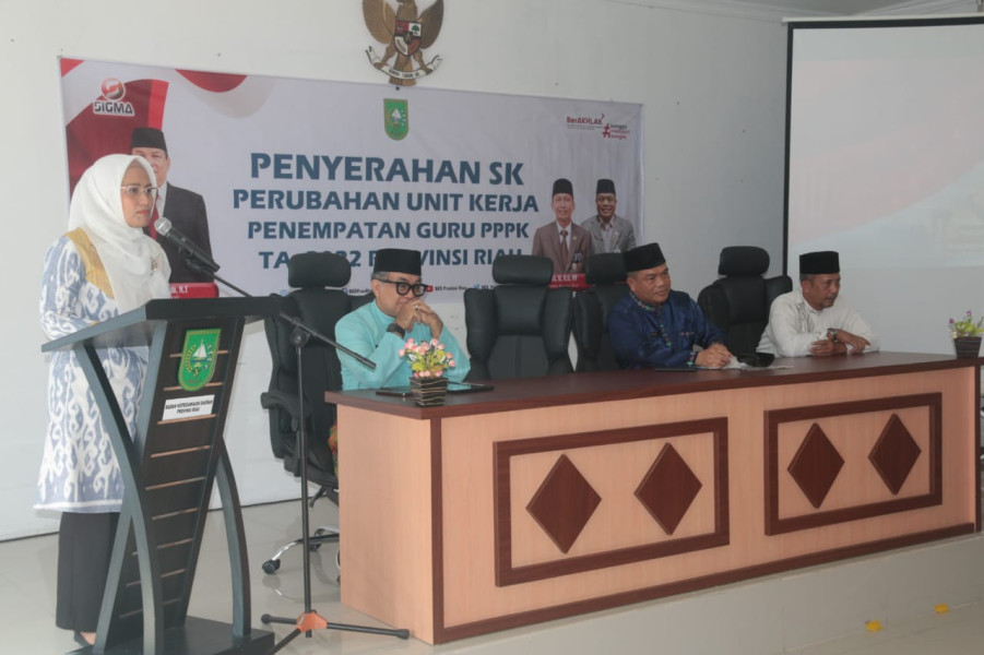Diwakili Dr Karmila Sari, Komisi V DPRD Riau Serahkan SK Relokasi Guru  PPPK