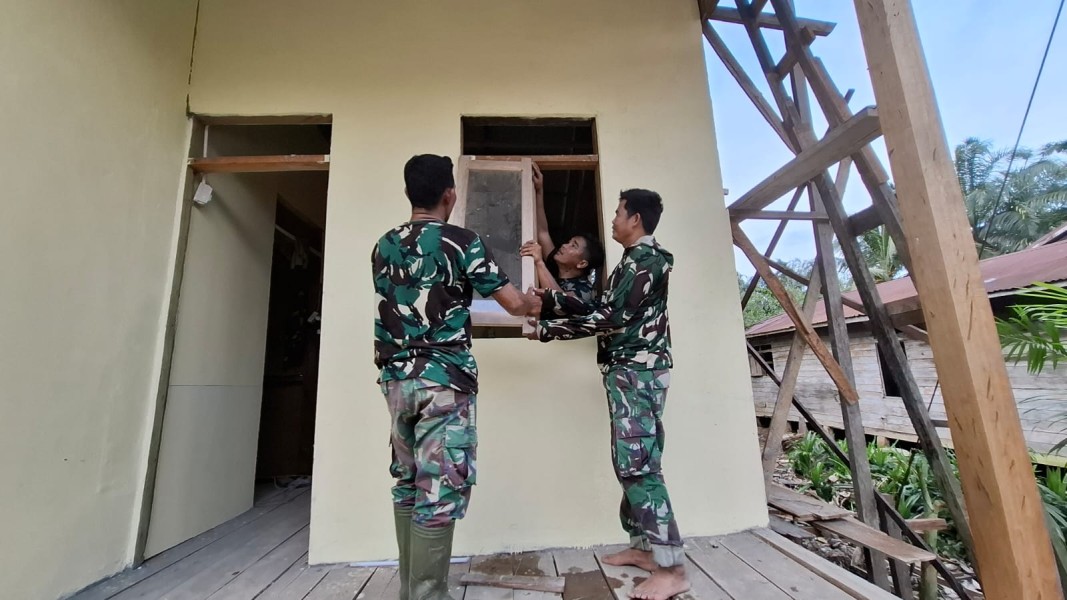 Satgas TMMD Kodim 0314/Inhil Kebut Pengerjaan Cat Dinding RTLH