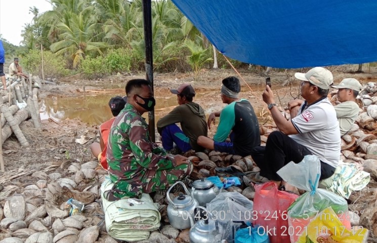 Babinsa Koramil 07/Reteh  Komsos Masalah Harga Kelapa di Pulau Ruku