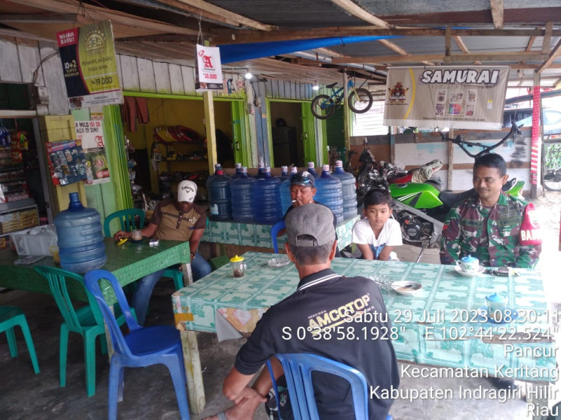 Guna Jalin Hubungan Baik, Babinsa Koramil 09/Kemuning Komsos Bersama Warga Di Daerah Binaan