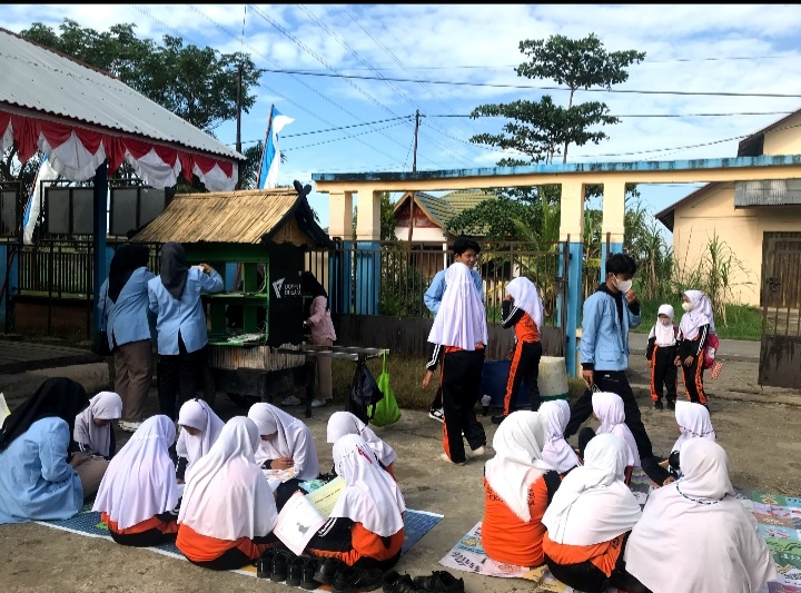 KEREEN...!  Bangkitkan Minat Baca, Tim KKN UR Datangkan Gerobak Baca di SDN 011 Pekan Arba