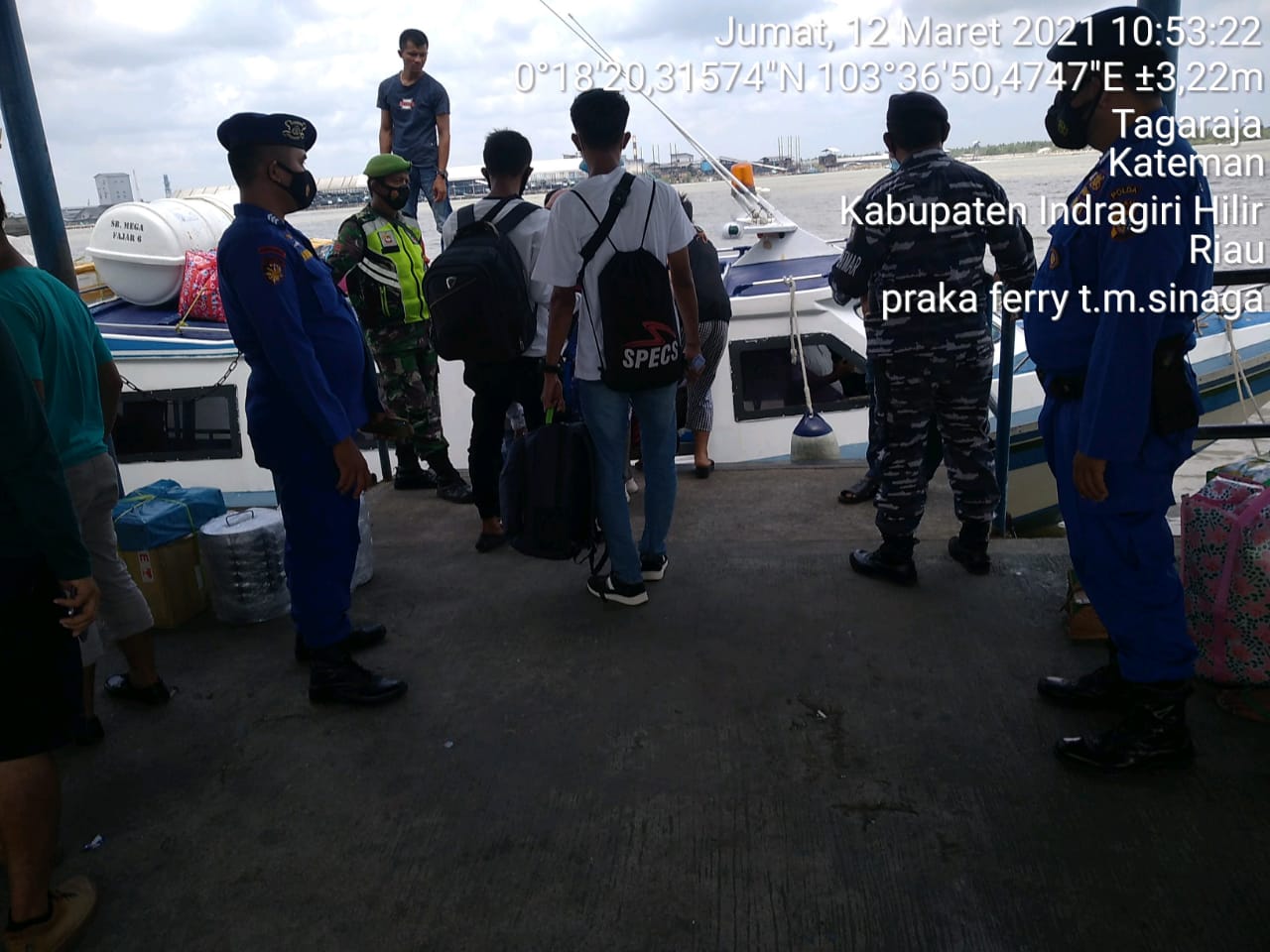 Gencar Bersama Satgas, Babinsa Tinjau Aktifitas di Pelabuhan Sungai Guntung