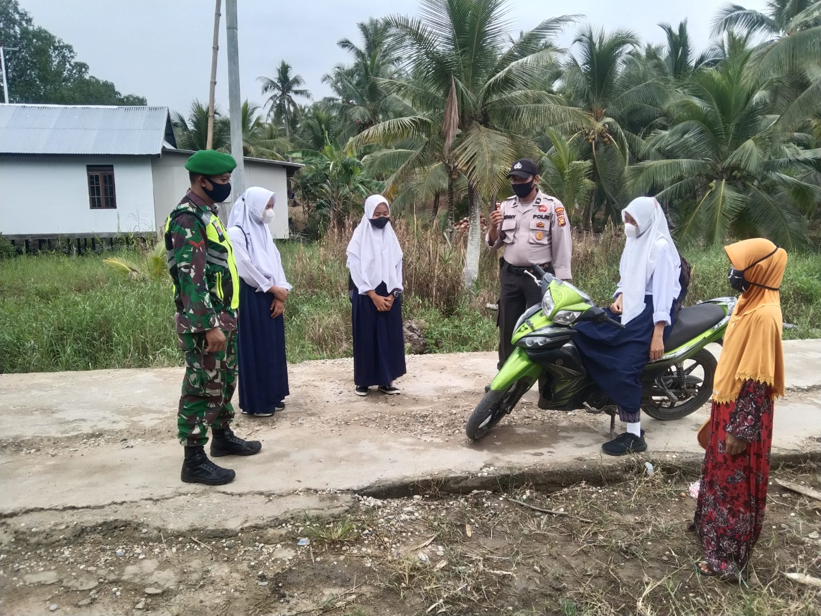 Babinsa Koramil 04/Kuindra dan Bhabinkamtibmas Himbau Pelajar untuk Patuhi Protokol Kesehatan