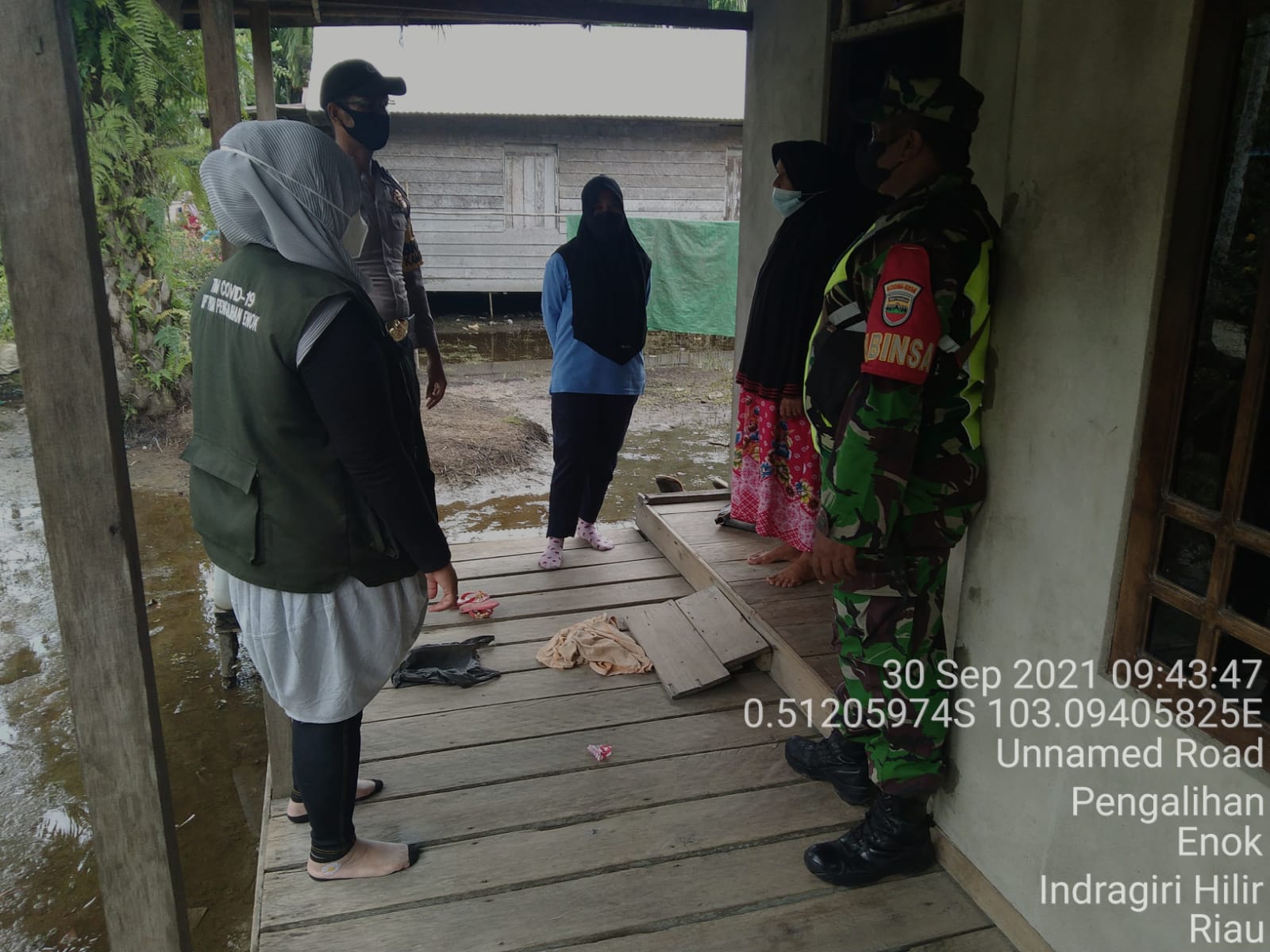 Babinsa Koramil 02/Tanah Merah Kunjungi Warga yang Isoman