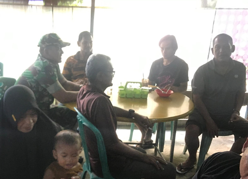 Babinsa koramil 05/Gas Pratu Risky Sormin  Komsos Di Desa Binaan