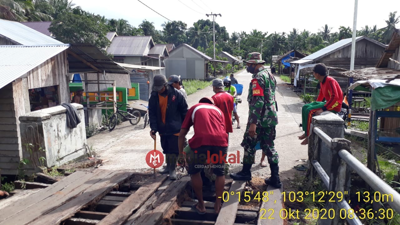 Jembatan Parit Caka Sungai Luar Rusak, Serda Januar Koramil 12/Batang Tuaka Lakukan Goro