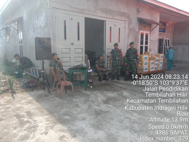 Wujudkan Kepedulian, Anggota Koramil 04/Kdr Giat Bakti Sosial Bersama Warga