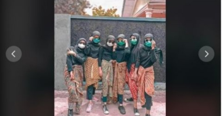 Sekelompok Gadis Berjilbab Tak Pakai BH, Netizen Istighfar Banget Sekelompok Gadis Berjilbab Tak Pakai BH, Netizen Istighfar Banget