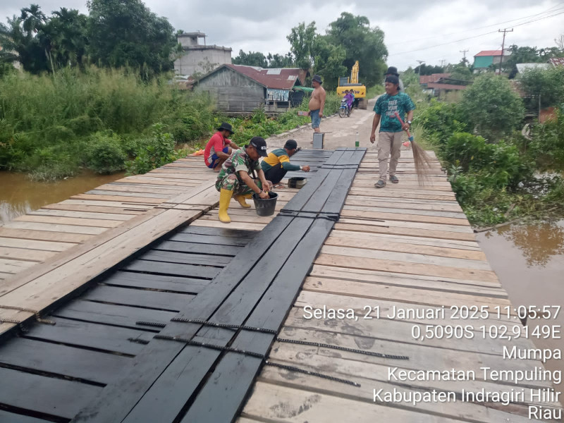 Koramil 03/Tpl Bersama Warga Mengecat Jembatan Yang Telah Rampung