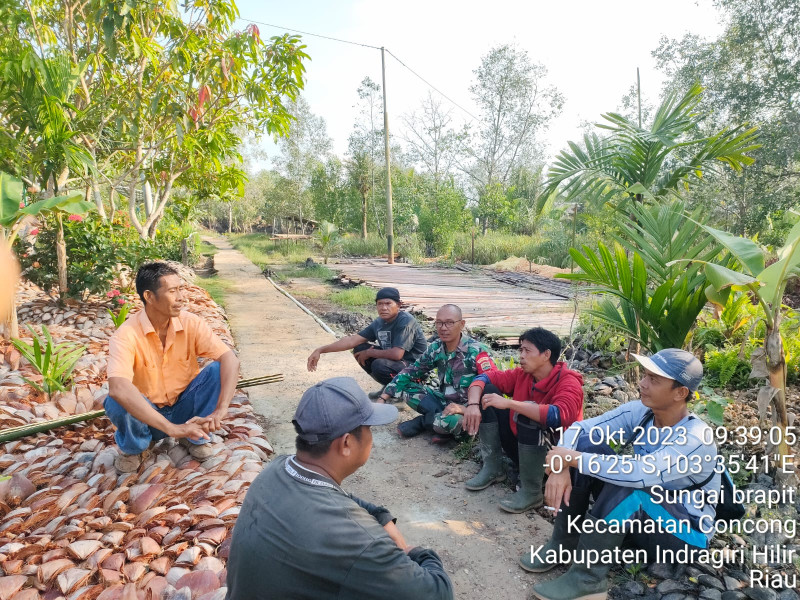 Babinsa Koramil 04/Kuindra Ajak Masyarakat Untuk Terus Menjaga Keasrian Lingkungan Dengan Cara Bergotong-royong
