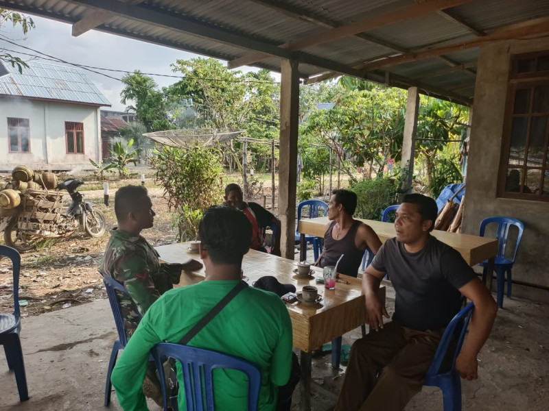 Komsos Dengan Warga, Babinsa Koramil 05/Gas Rutin Pantau Wilayah Binaan