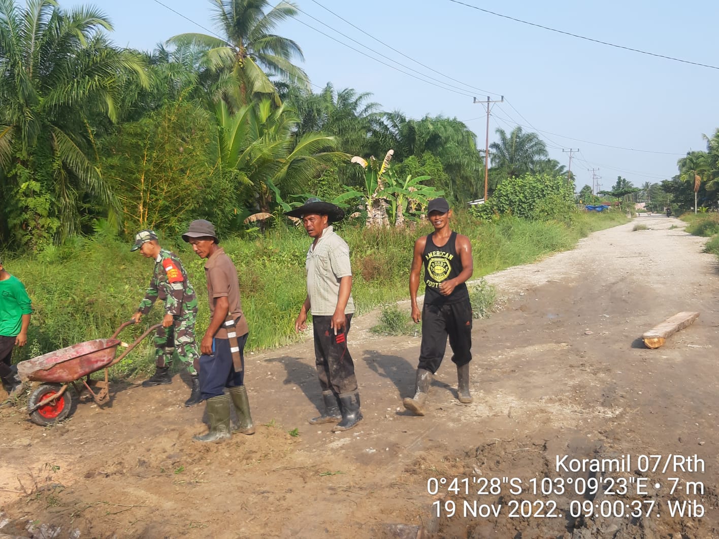 Babinsa Koramil 07/Reteh Bersama Warga Laksanakan Penimbunan Jalan Yang Berlubang